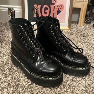 Dr Marten Sinclair boot size 37/6 platform, lace and zip